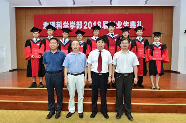2-给优秀博士毕业生颁奖.jpg